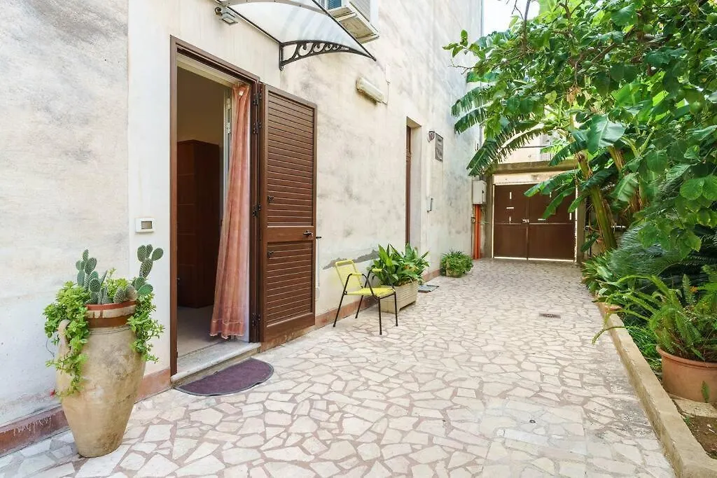 Bilocale In Giardino Apartman Casa Santa  0*, Casa Santa (Trapani)